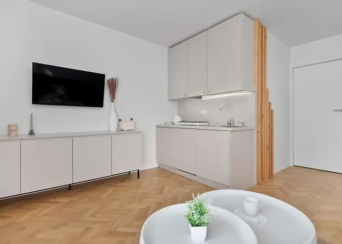 Style & Sea With Balcony In By Renters Apartament *